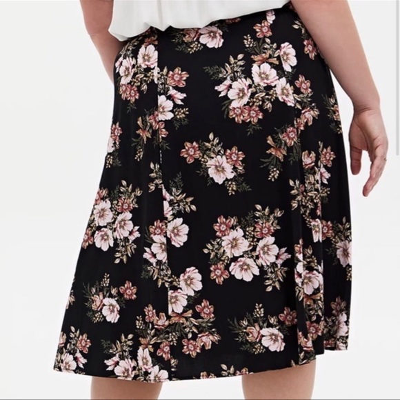 Torrid Size 1 Black Floral Stretch Challis Slit A-Line Midi Skirt - NWT - Picture 2 of 12